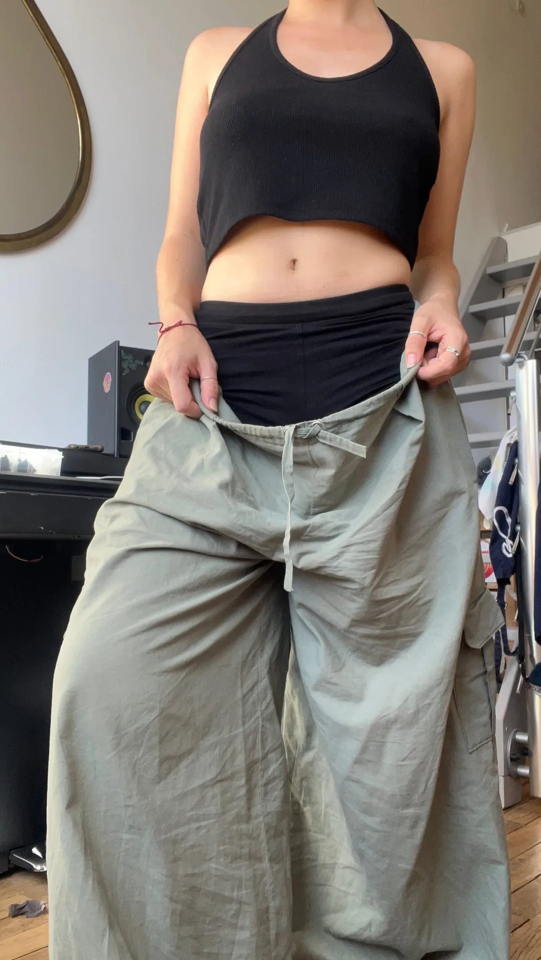 Ajustement de la taille d'un pantalon parachute sauge