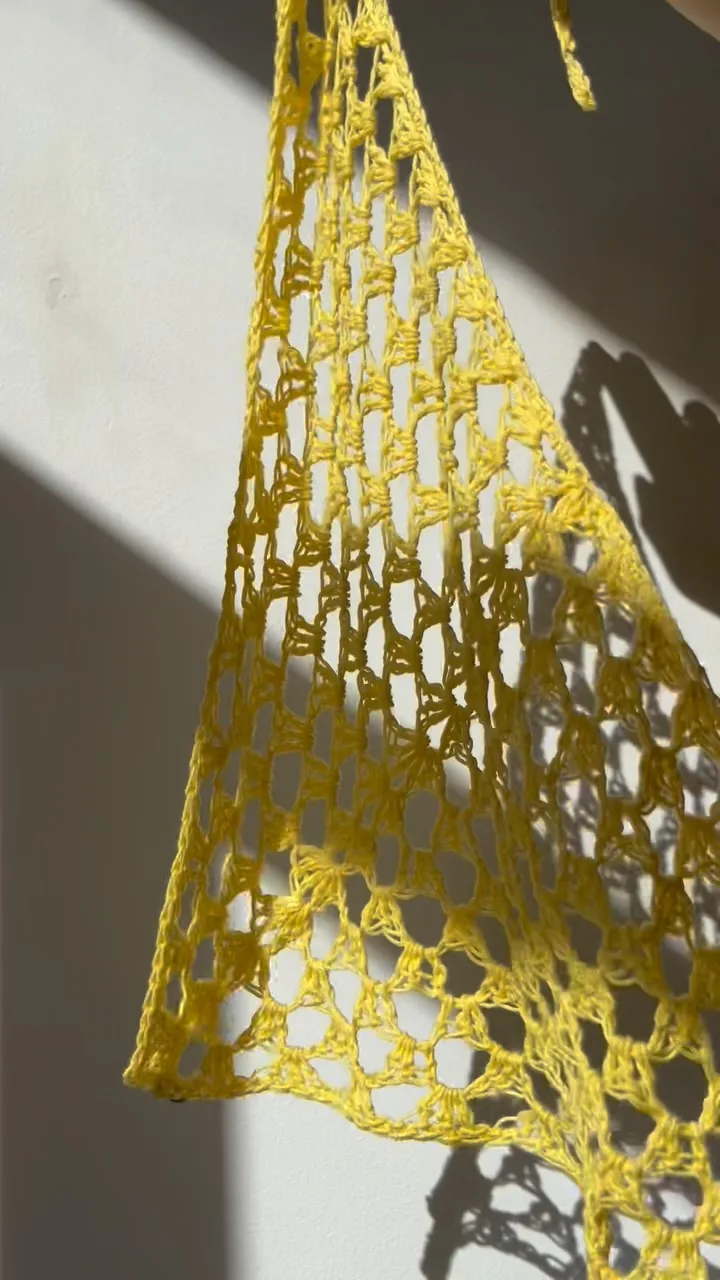 P'tit châle jaune en crochet ajouré, à contre-jour