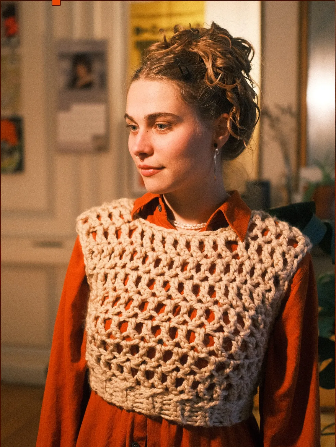 Le topmoumoute, pull sans manches écru en crochet, porté sur une robe rouille